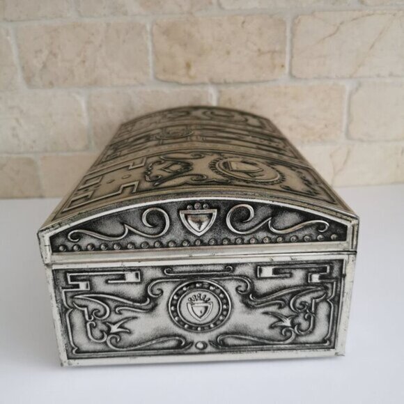 Vintage Holland Treasure Chest Tin Metal Victoria Biscuit Hinged Lid Kids Toy - Picture 2 of 10